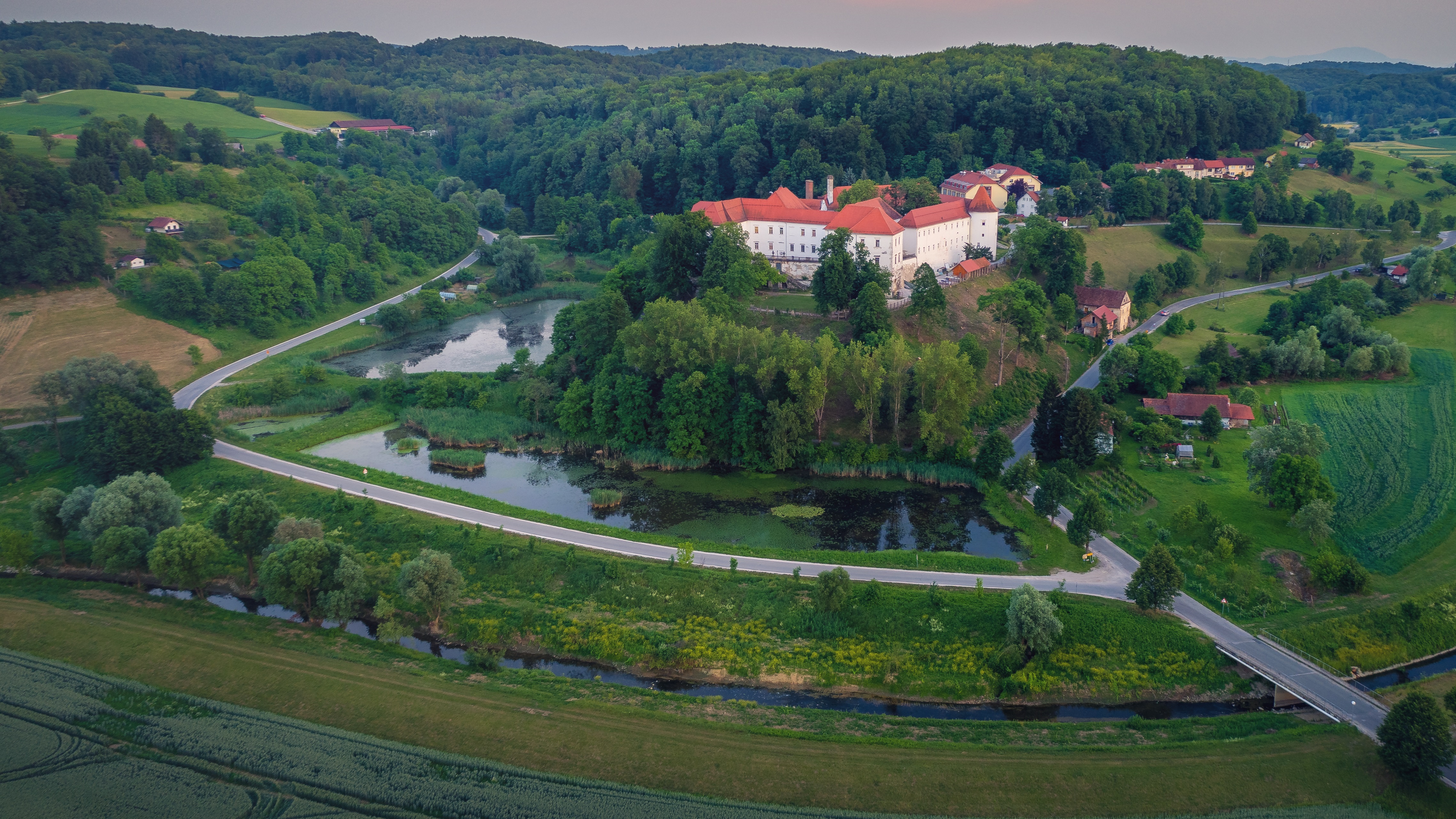 1.1 Hrastovški ribniki z gradom Marko Katan