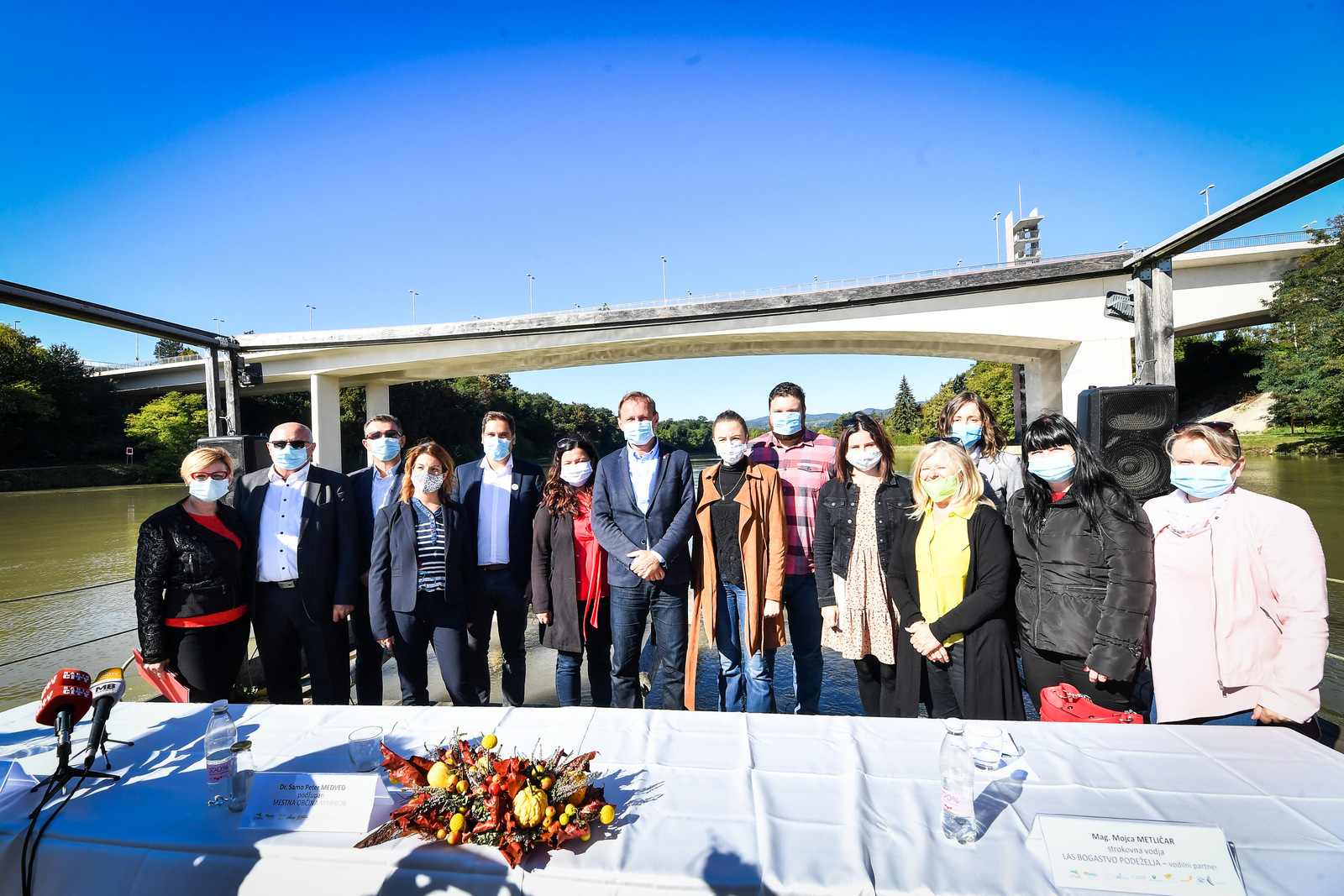 Skupinska fotografija partnerjev Naša Drava Foto Marko Pigac MP produkcija